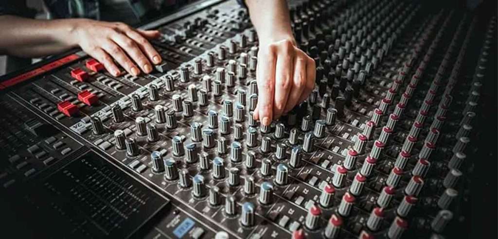 Sound Engineering: साउंड इंजीनियरिंगमें बनाएं शानदार करियर 1 Sound Engineering