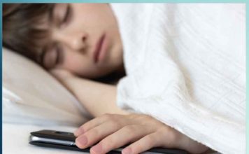 School Children Mobile: स्कूली बच्चे हो गये मोबाइल के आदी School children become addicted to mobile - Sachi Shiksha