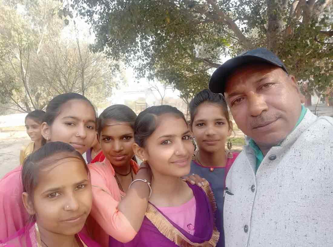 Sanskrit teacher Dharmendra Shastri selfie with students - Sachi Shiksha
