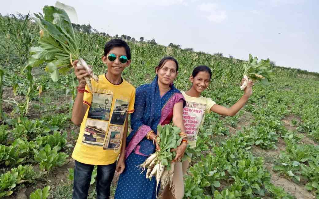Lakshmi Khandelwal with family - farming - Sachi Shiksha