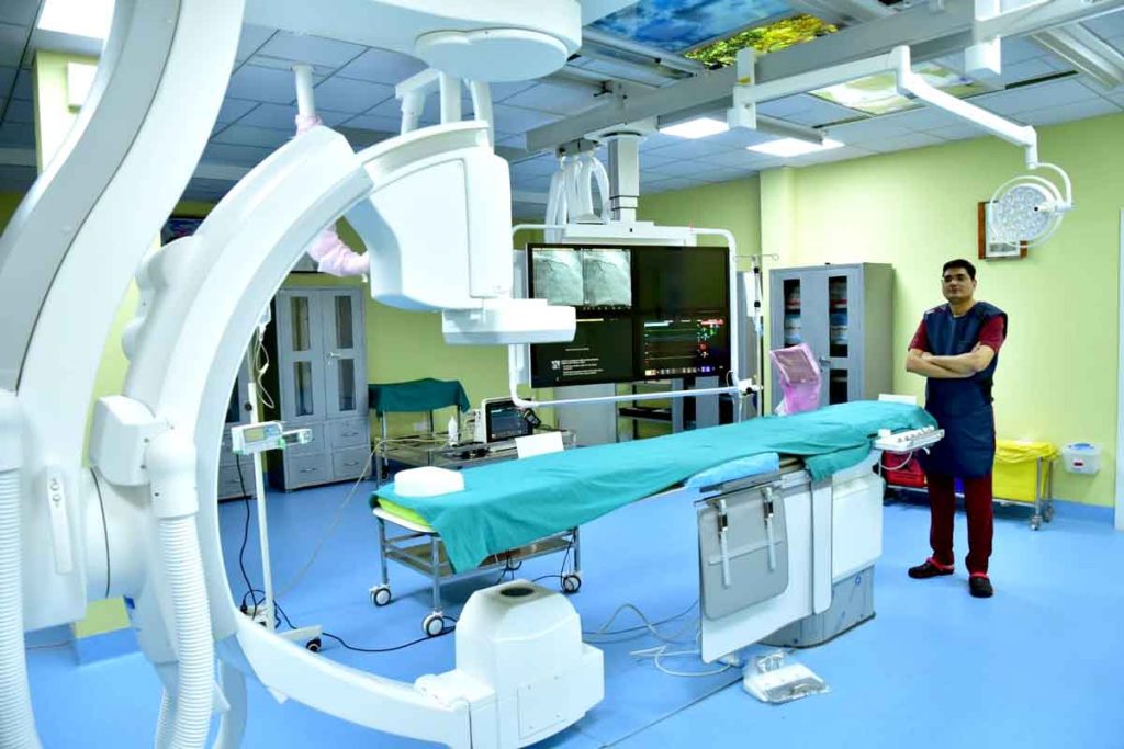 Chest Pain: सीने के दर्द को अनदेखा न करें 1 Heart Machine