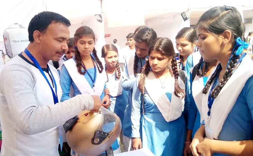Manoj Lakra: नवाचार, तकनीक एवं समर्पण शिक्षा क्षेत्र में मिसाल हैं मनोज लाकड़ा 2 manoj 2